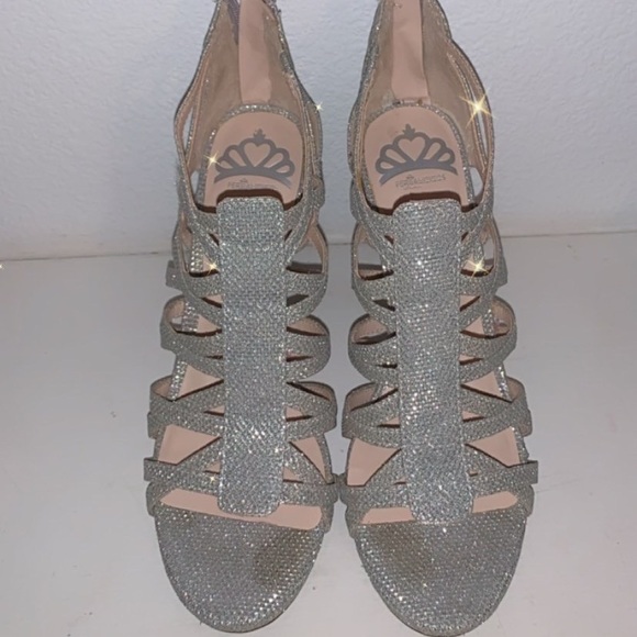 Brand: Fergalicious by Fergie Size: 7 Color: silver - Picture 2 of 2